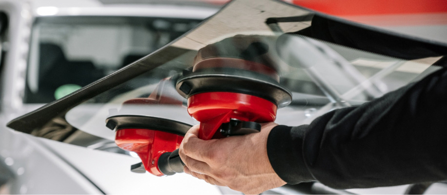 Mechanic_Holding_Front_Glass_Replacement_For_Car@2x.jpg