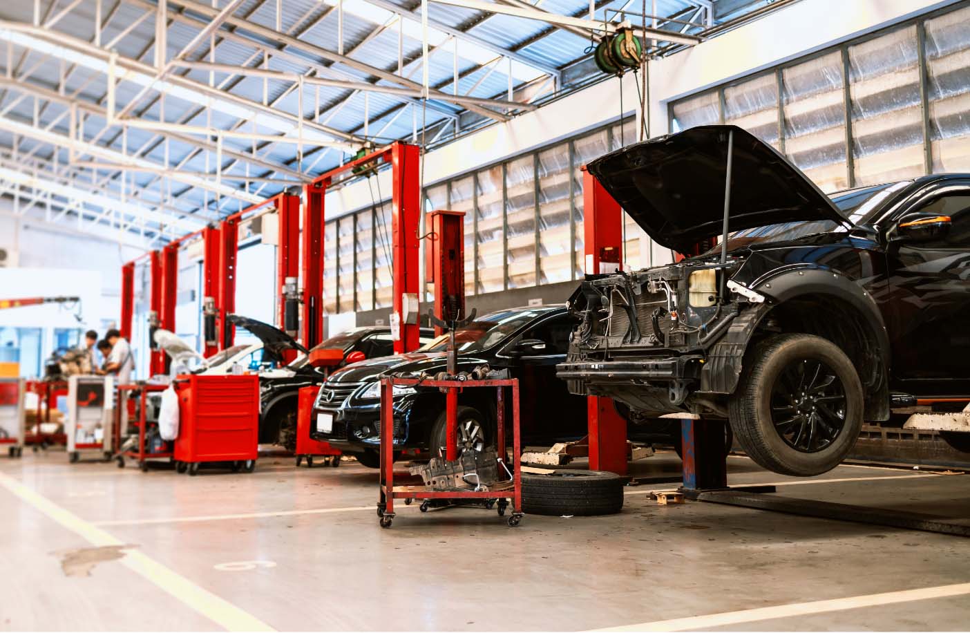 professional_automotive_service_center_with_multiple_vehicles_in_repair_bays@2x.jpg