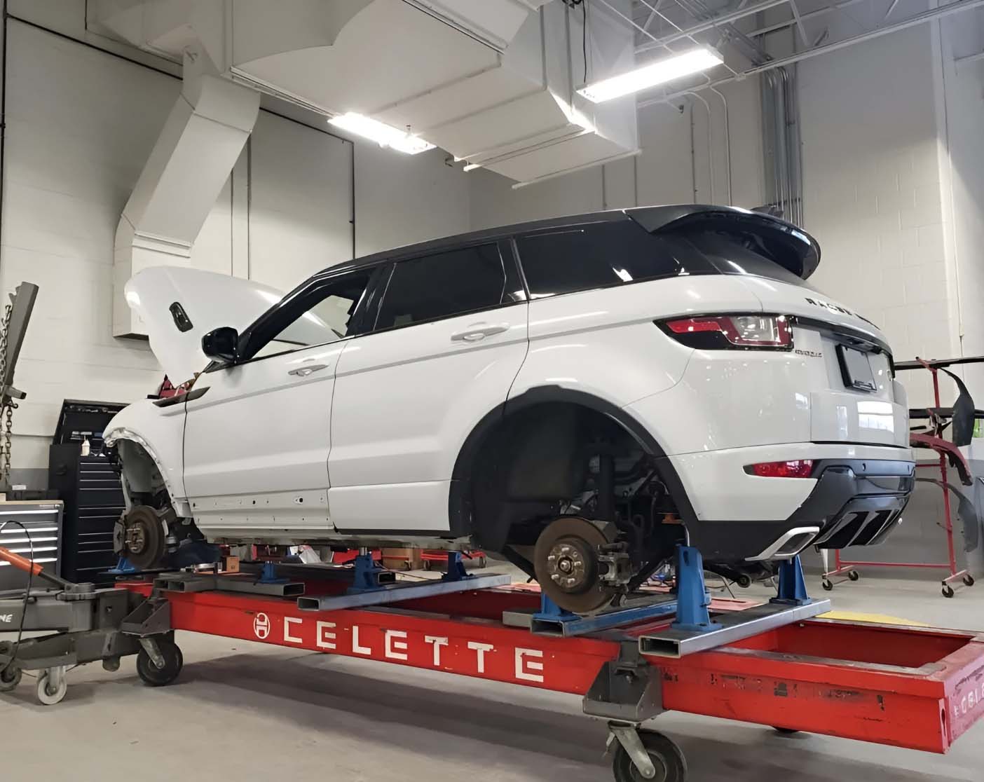 white_suv_on_frame_machine_during_professional_collision_repair@2x.jpg